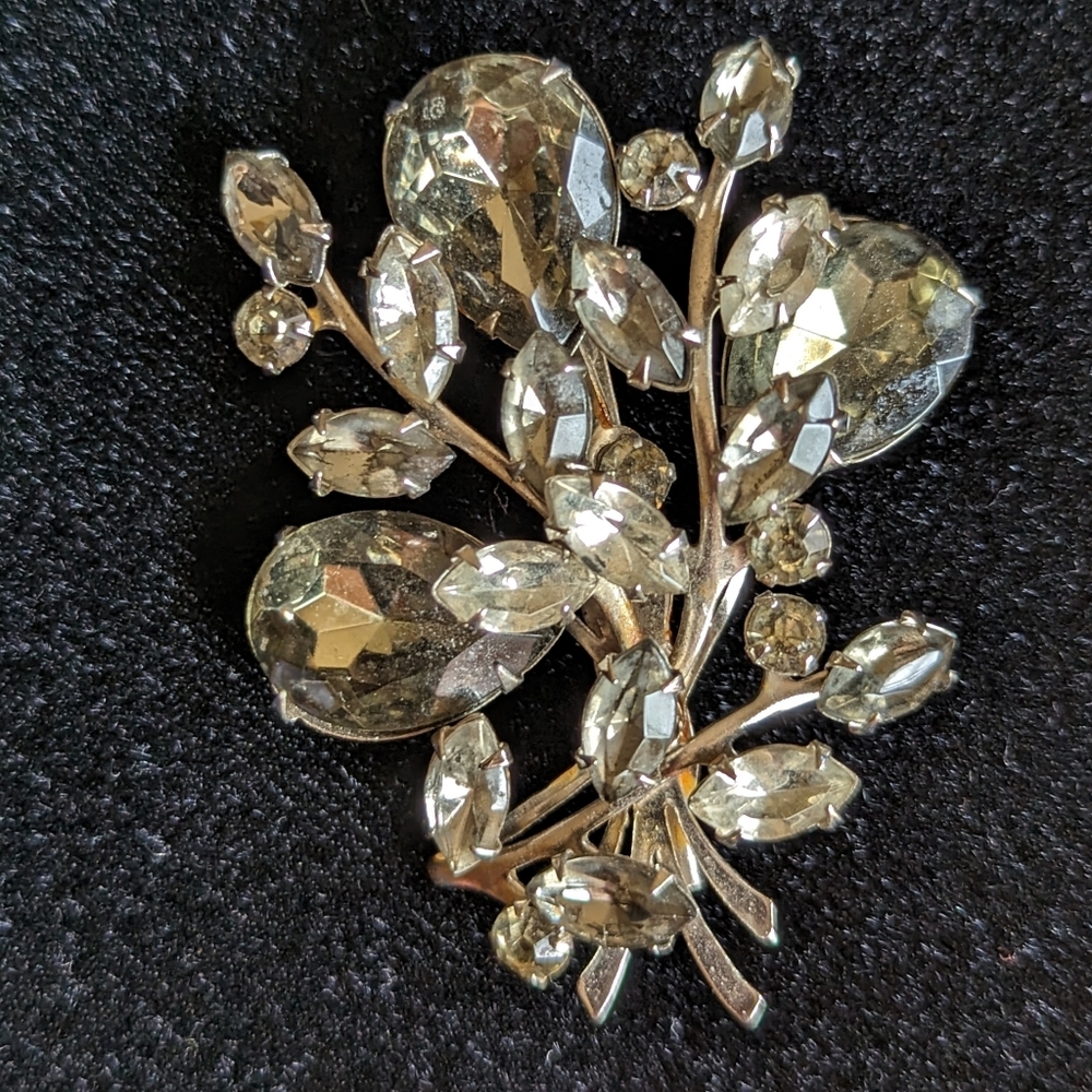 Vintage Brooch, Clear and Smokey Stones in a Silver Toned Flora/Fauna Design - Picture 5 of 6